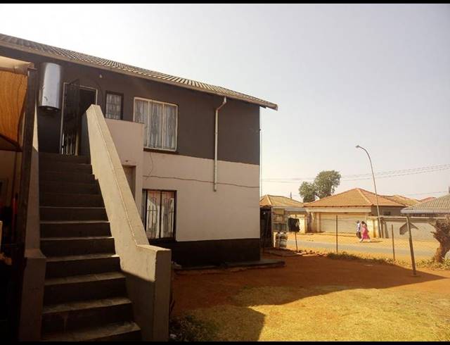 2 BEDROOM TOWNHOUSE FOR SALE IN PROTEA GLEN